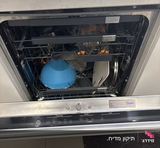 מדיח כלים פתוח עם כלים בפנים